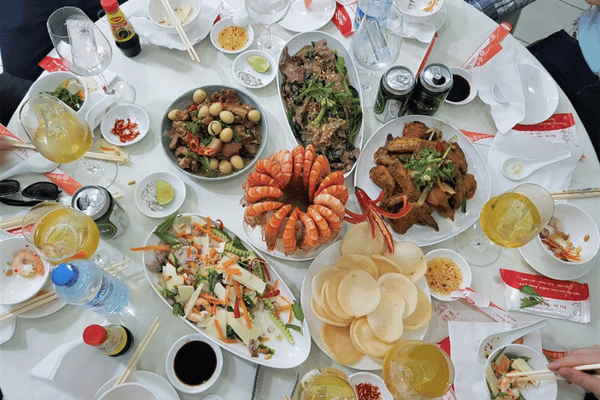 NÊN CHỌN TIỆC BUFFET HAY TIỆC BÀN KHI ĐÃI KHÁCH CÔNG TY?