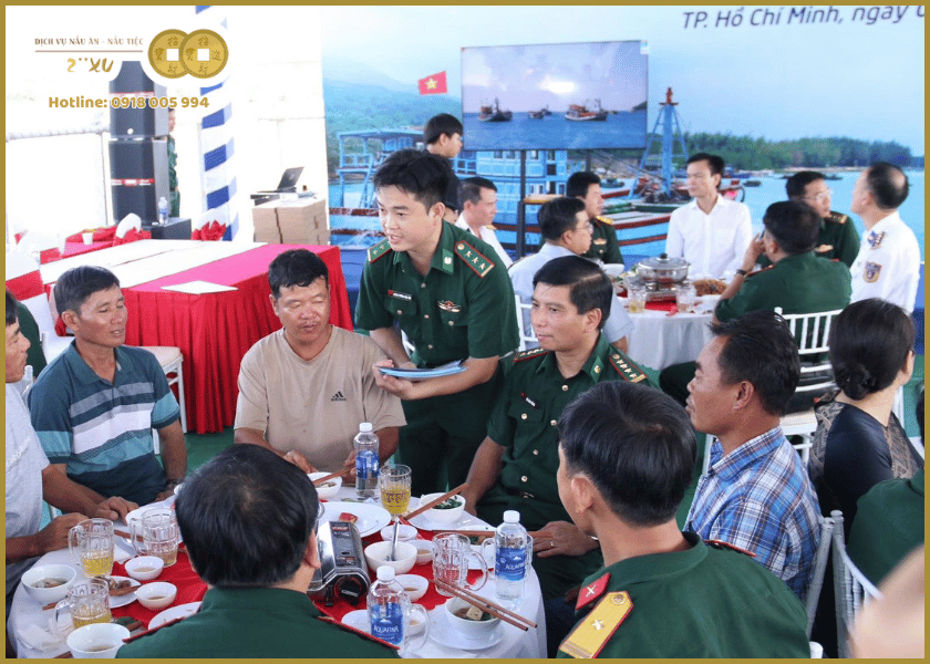 Vào sáng ngày 4/10, Bộ Tư lệnh TPHCM phối hợp với Bộ Tư lệnh Vùng Cảnh sát biển 3 tổ chức chương trình “Ăn sáng cùng ngư dân” trên tàu Kiểm ngư 290. Đây là một hoạt động giàu ý nghĩa, vừa gắn kết tình quân - dân, vừa tuyên truyền bảo vệ chủ quyền biển đảo. Tại sự kiện, cán bộ chiến sĩ và ngư dân quây quần dùng bữa sáng ấm cúng ngay trên tàu, cùng xem clip tuyên truyền về chống khai thác hải sản bất hợp pháp (IUU) và các chỉ thị bảo vệ biển đảo. Đại biểu cấp cao như Đại tá Nguyễn Hồng Cảnh, Phó Chủ nhiệm Chính trị Quân khu 7, và lãnh đạo các đơn vị liên quan đã tham dự, trao tặng quà thực phẩm xanh và cờ Tổ quốc đến ngư dân. Ngư dân tham gia chương trình cũng có cơ hội trao đổi, kiến nghị về chính sách hỗ trợ như trang bị phương tiện cứu hộ, hỗ trợ vật tư y tế, nhằm giúp họ yên tâm bám biển lâu dài.  Những nội dung nổi bật trong chương trình Bữa sáng ấm áp, gần gũi: Món ăn được chuẩn bị đơn giản nhưng đầy đủ, tạo cảm giác thân mật giữa nhà nước, lực lượng vũ trang và người dân biển. Không gian trên tàu trở thành nơi kết nối, chia sẻ giữa các bên, xóa dần khoảng cách thường ngày.   Tuyên truyền, nâng cao nhận thức bảo vệ biển đảo: Qua clip và giao lưu trực tiếp, chương trình gửi đi thông điệp mạnh mẽ chống khai thác ngoài quy định IUU, thúc đẩy tinh thần trách nhiệm mỗi người dân với vùng biển quê hương.   Quà tặng và cam kết hỗ trợ: Đại biểu trao món quà ý nghĩa (thực phẩm xanh, cờ Tổ quốc) và lắng nghe những bức xúc, đề xuất từ ngư dân. Đây là cách để chương trình không chỉ là sự kiện mang tính hình thức mà thực sự có tác động thiết thực đến đời sống người dân biển.   Duy trì định kỳ và giám sát kết nối: Chương trình được xác định không chỉ diễn ra một lần mà sẽ được duy trì, trở thành kênh giao tiếp thường xuyên giữa chính quyền và ngư dân, thúc đẩy quyết định hỗ trợ linh động khi cần. Đằng sau một chương trình ý nghĩa như “Ăn sáng cùng ngư dân” là sự chuẩn bị kỹ lưỡng từ khâu hậu cần, đặc biệt là phần ăn uống và phục vụ tại chỗ. Trong chương trình lần này, 2XU là đơn vị phụ trách nấu nướng, chuẩn bị thực đơn, bàn ghế, dụng cụ và sắp xếp toàn bộ khu vực ăn sáng dành cho khách mời và ngư dân. Các món được chuẩn bị đều là những món ăn sáng quen thuộc, nhẹ nhàng và dễ dùng như cháo, bún hải sản, bánh mì, cùng một số món hải sản tươi đặc trưng của vùng biển. Tất cả đều được chế biến từ nguyên liệu tươi mới, đảm bảo an toàn thực phẩm và giữ được hương vị đặc trưng của Vũng Tàu. Nhân viên của 2XU hỗ trợ bày biện, phục vụ và thu dọn sau chương trình, giúp không gian luôn gọn gàng và sạch sẽ. Mọi công việc diễn ra nhịp nhàng, tạo điều kiện để các đại biểu, chiến sĩ và bà con ngư dân có thể tập trung vào phần giao lưu và trải nghiệm bữa sáng trong không khí gần gũi, ấm áp.  Chương trình “Ăn sáng cùng ngư dân” không chỉ là sự kiện ẩm thực mà còn là nơi gắn kết, lắng nghe và hành động vì sự bền vững của vùng biển quê hương. Nếu bạn đang tìm đơn vị tổ chức tiệc, phục vụ sự kiện ẩm thực thì đừng ngần ngại liên hệ 2XU. Chúng tôi hân hạnh đồng hành để mang đến trải nghiệm trọn vẹn và ấm áp cho mọi khách mời.